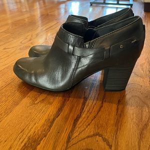 Dark green Clarks heels